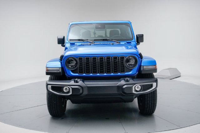 Used 2025 Jeep Gladiator Sport AWD/4WD image 2