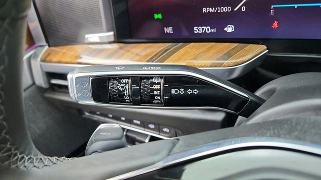 Used 2026 Cadillac Escalade Platinum Sport AWD/4WD image 44