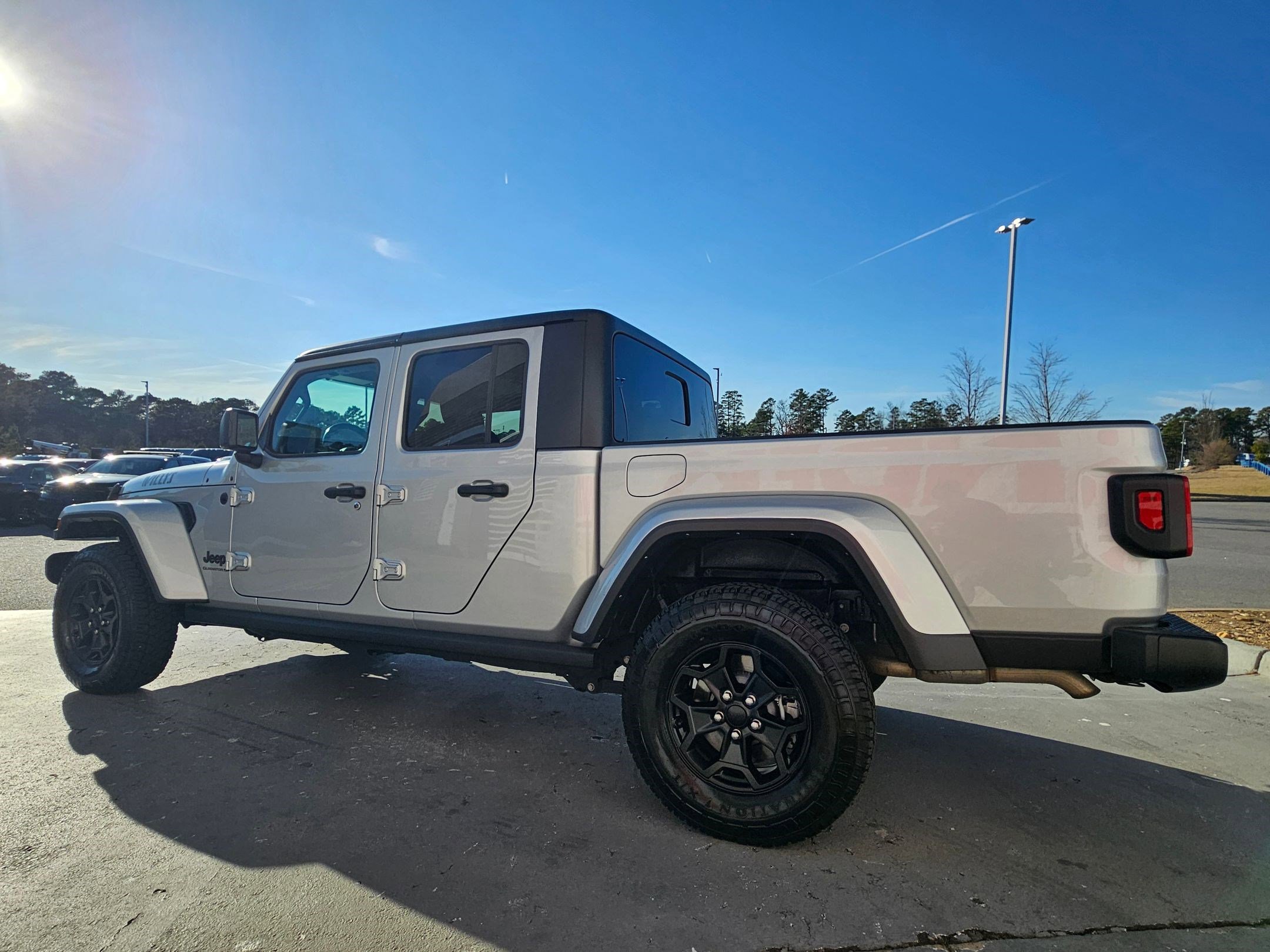 Used 2023 Jeep Gladiator Willys image 5