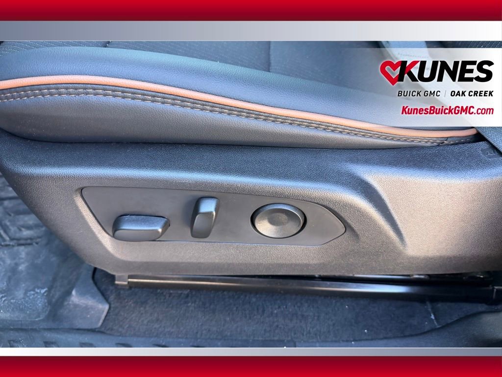 Used 2025 GMC Canyon AT4 image 9