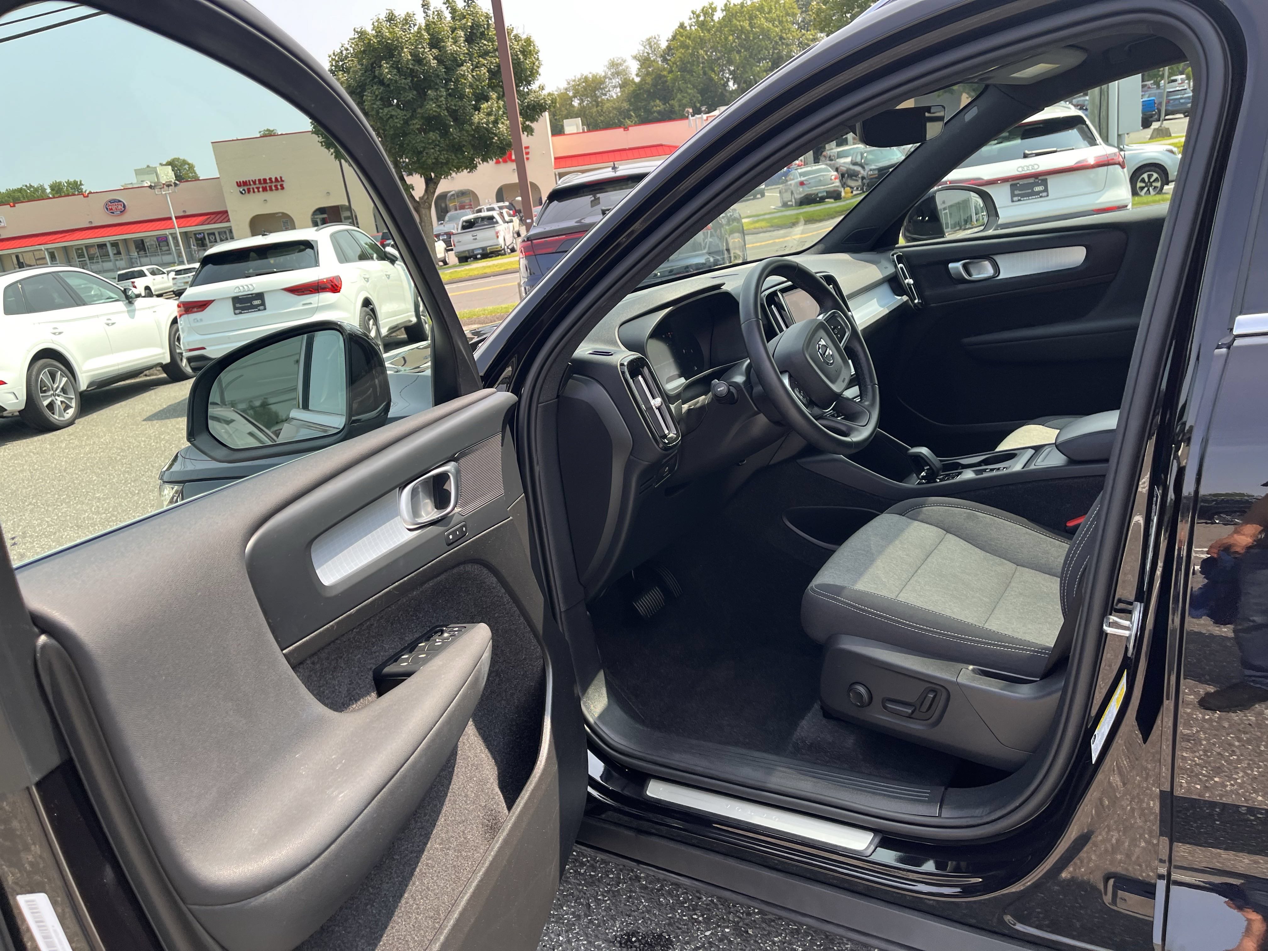 Certified 2025 Volvo XC40 B5 Core AWD/4WD image 7