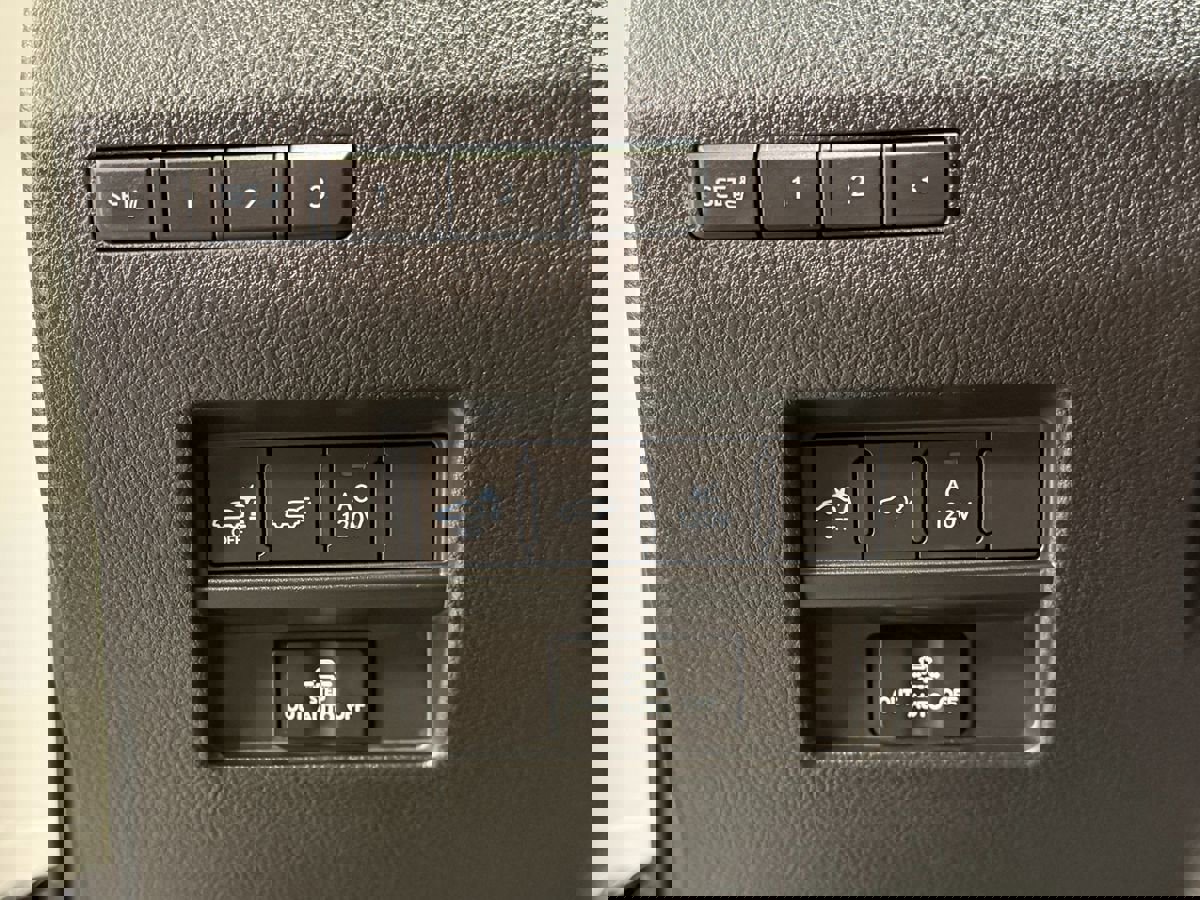 Used 2025 Lexus GX 550 w/ Accessory Package (2T) image 24