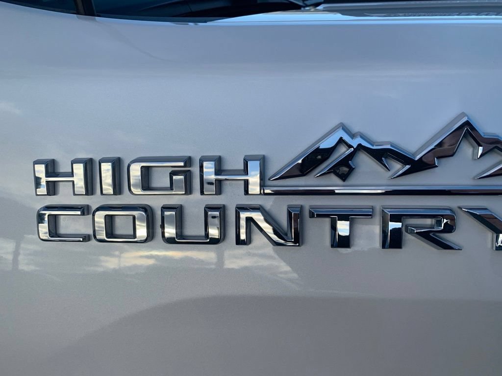 Used 2025 Chevrolet Silverado 2500 High Country w/ Technology Package AWD/4WD image 5