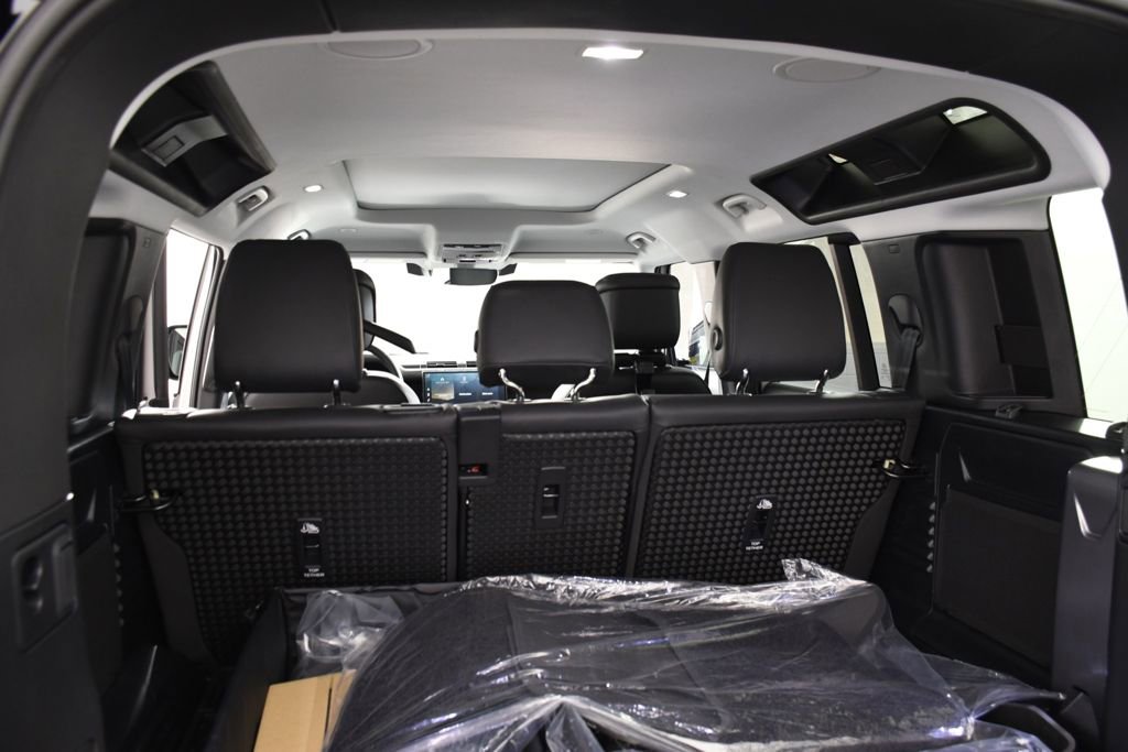 New 2026 Land Rover Defender 110 X-Dynamic SE AWD/4WD image 24