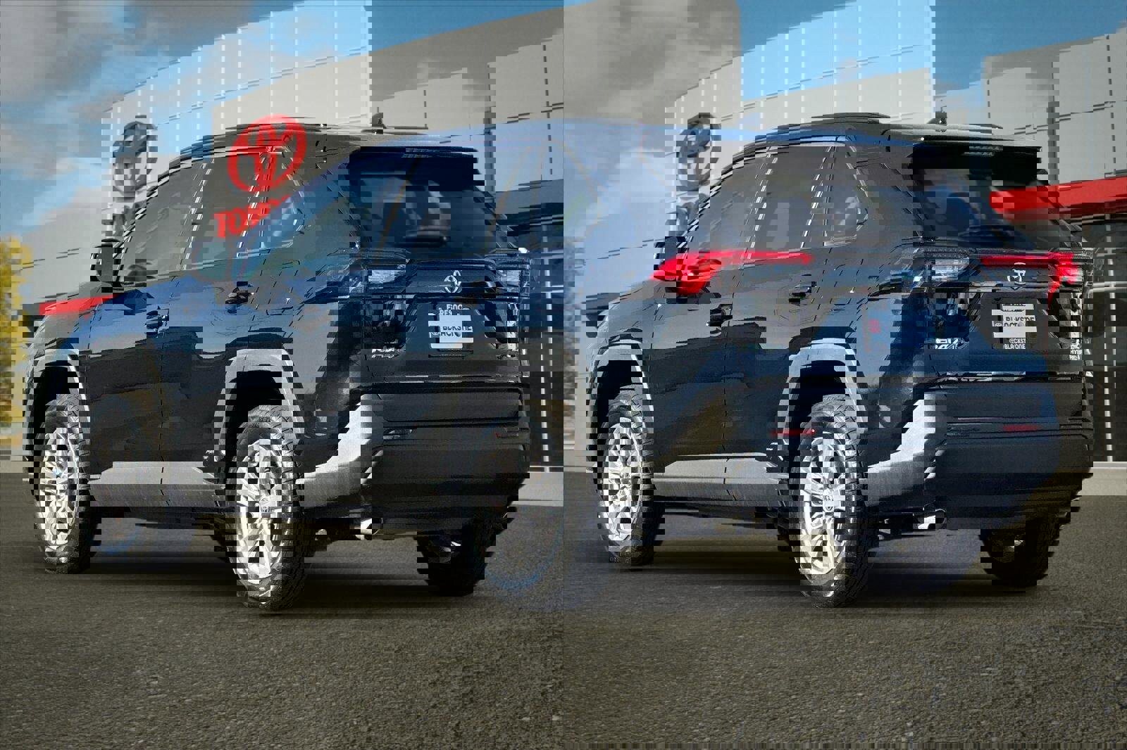 Used 2022 Toyota RAV4 LE image 5