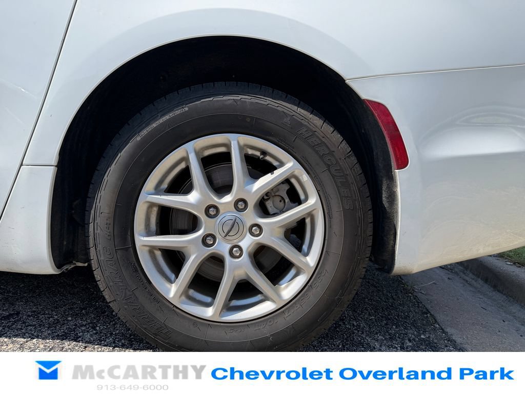 Used 2024 Chrysler Pacifica Touring-L FWD image 8