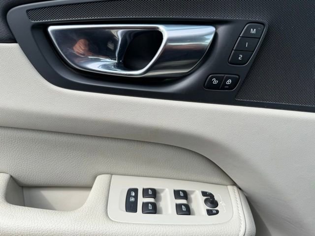 Used 2022 Volvo XC60 B5 Momentum AWD/4WD image 13