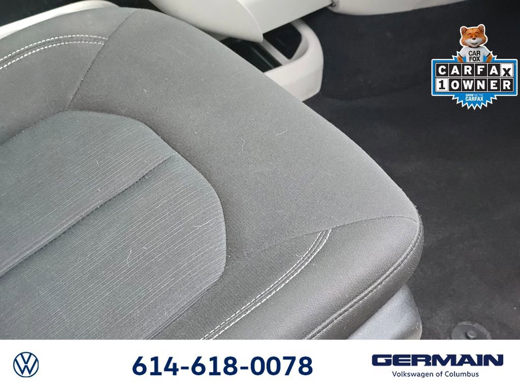 Used 2022 Chrysler Voyager LX image 31