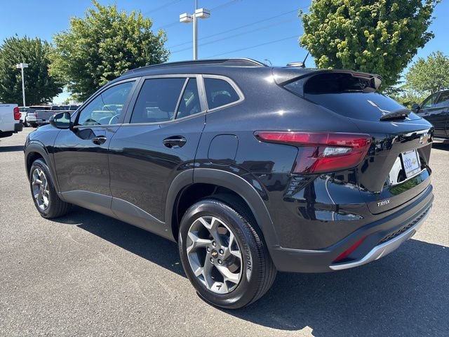 Used 2025 Chevrolet Trax LT w/ LT Convenience Package FWD image 3