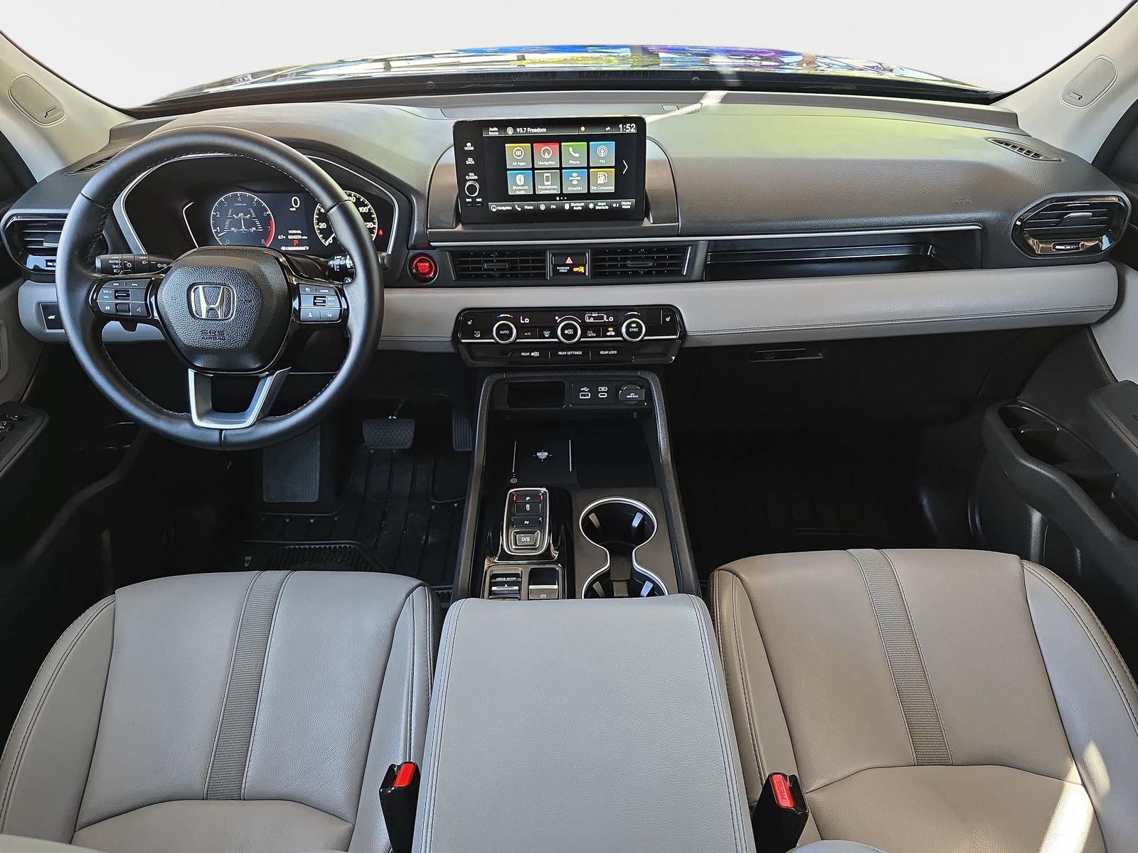 Certified 2025 Honda Pilot Touring image 9