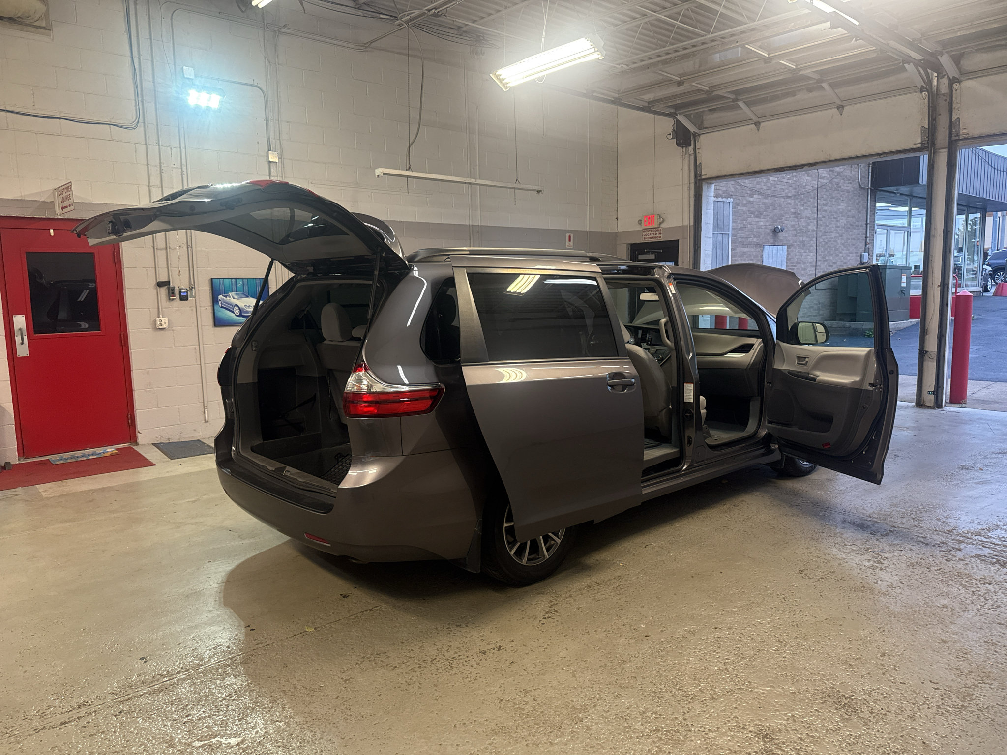 Used 2020 Toyota Sienna LE FWD image 14