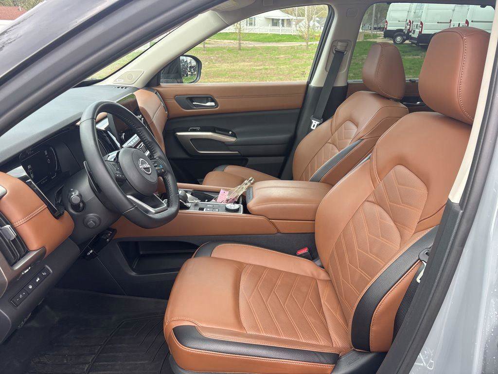 Used 2025 Nissan Pathfinder Platinum image 9