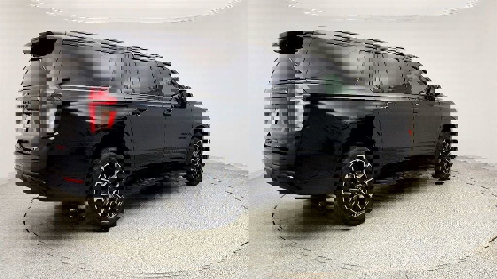 Used 2021 Chevrolet Suburban RST w/ Luxury Package image 5