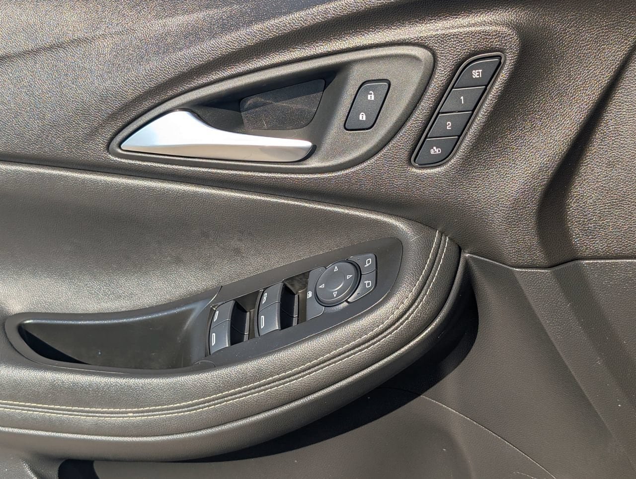 Used 2024 Buick Encore GX Avenir w/ Avenir Technology Package FWD image 23