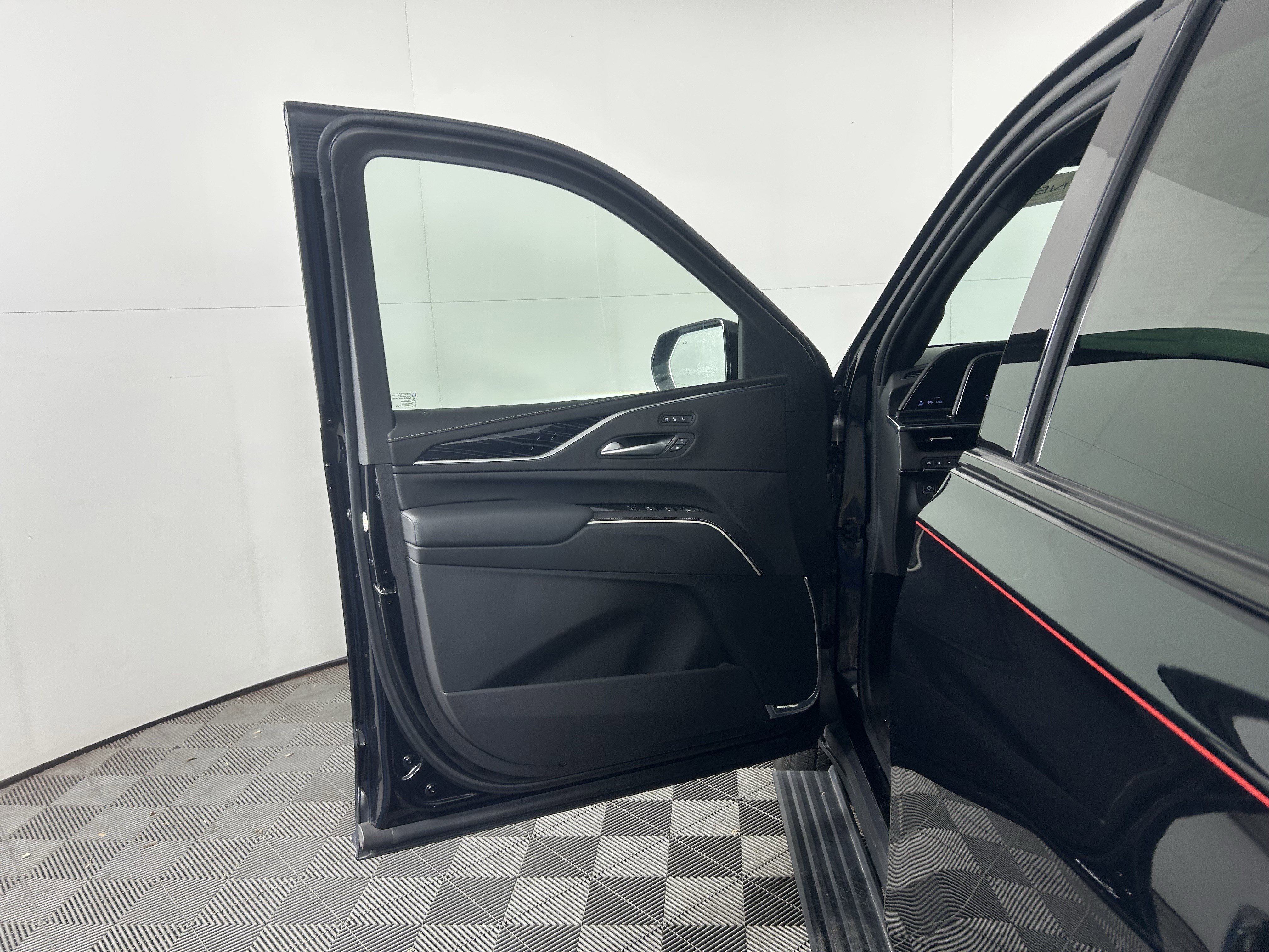 Used 2023 Cadillac Escalade ESV Sport w/ LPO, ONYX Package image 32