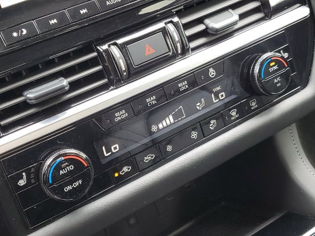 Used 2025 Nissan Pathfinder SL AWD/4WD image 18