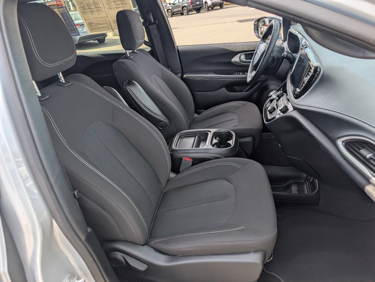 Used 2024 Chrysler Pacifica Touring image 8