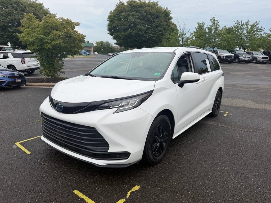 Used 2022 Toyota Sienna LE FWD image 3