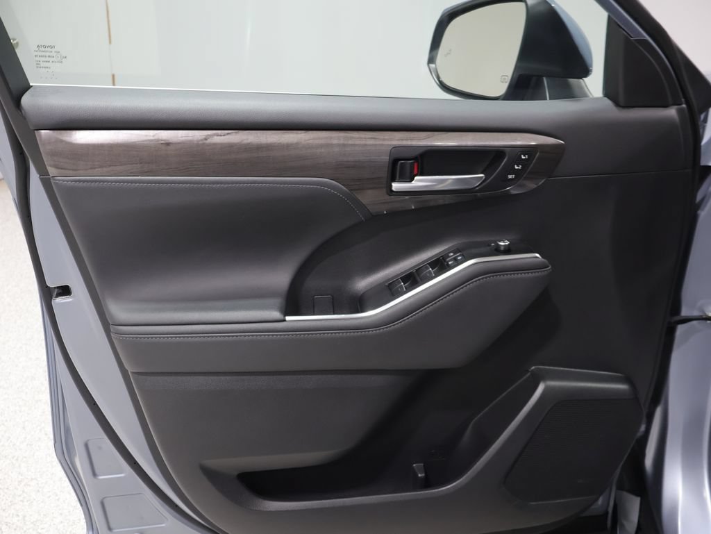 Used 2023 Toyota Highlander Limited AWD/4WD image 14