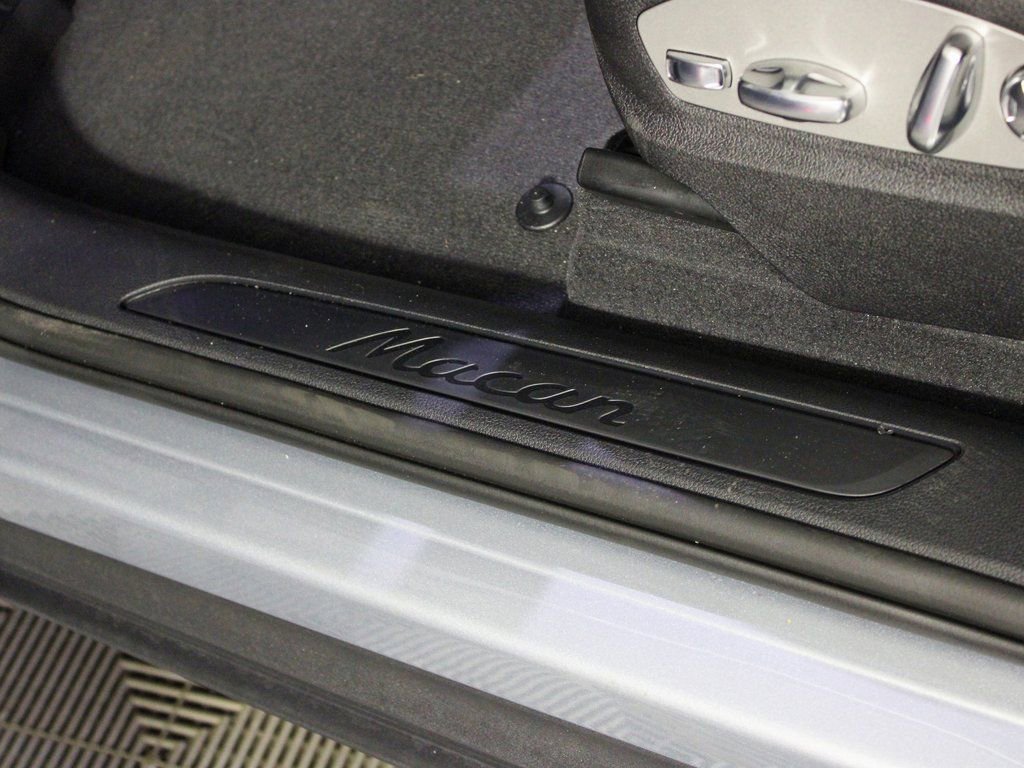 Certified 2025 Porsche Macan image 17