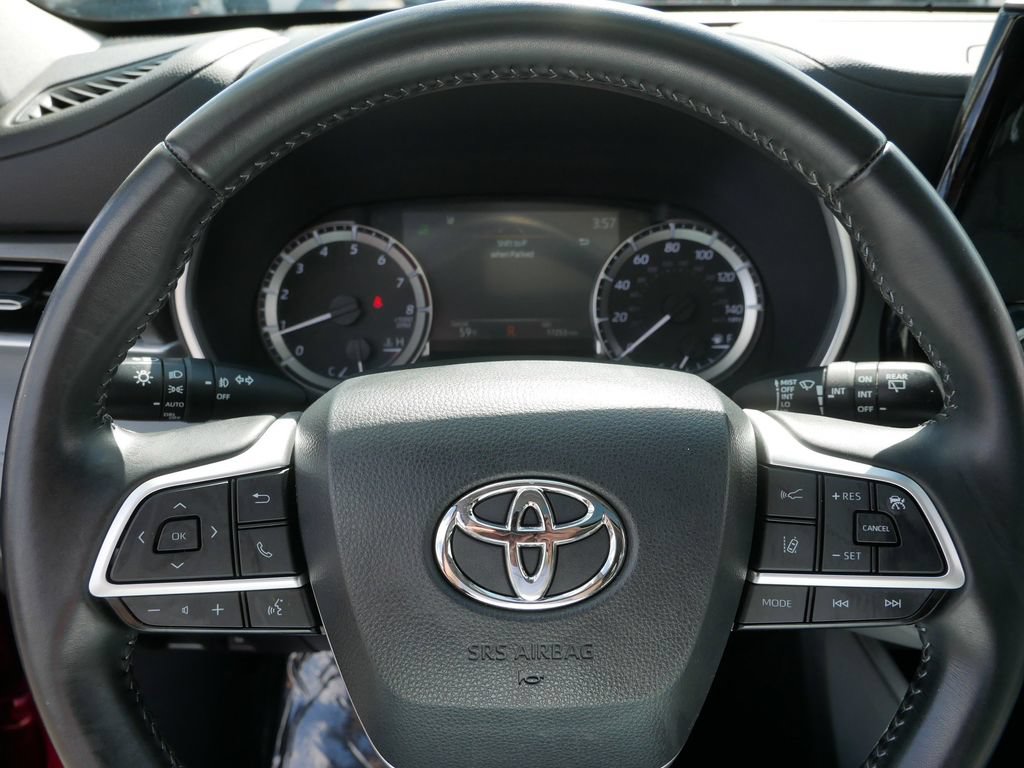 Used 2023 Toyota Highlander XLE AWD/4WD image 28