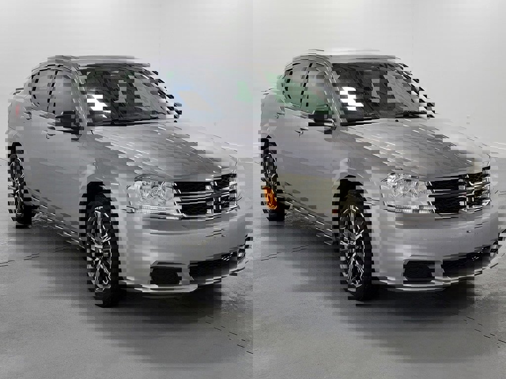 Used 2013 Dodge Avenger SE image 2