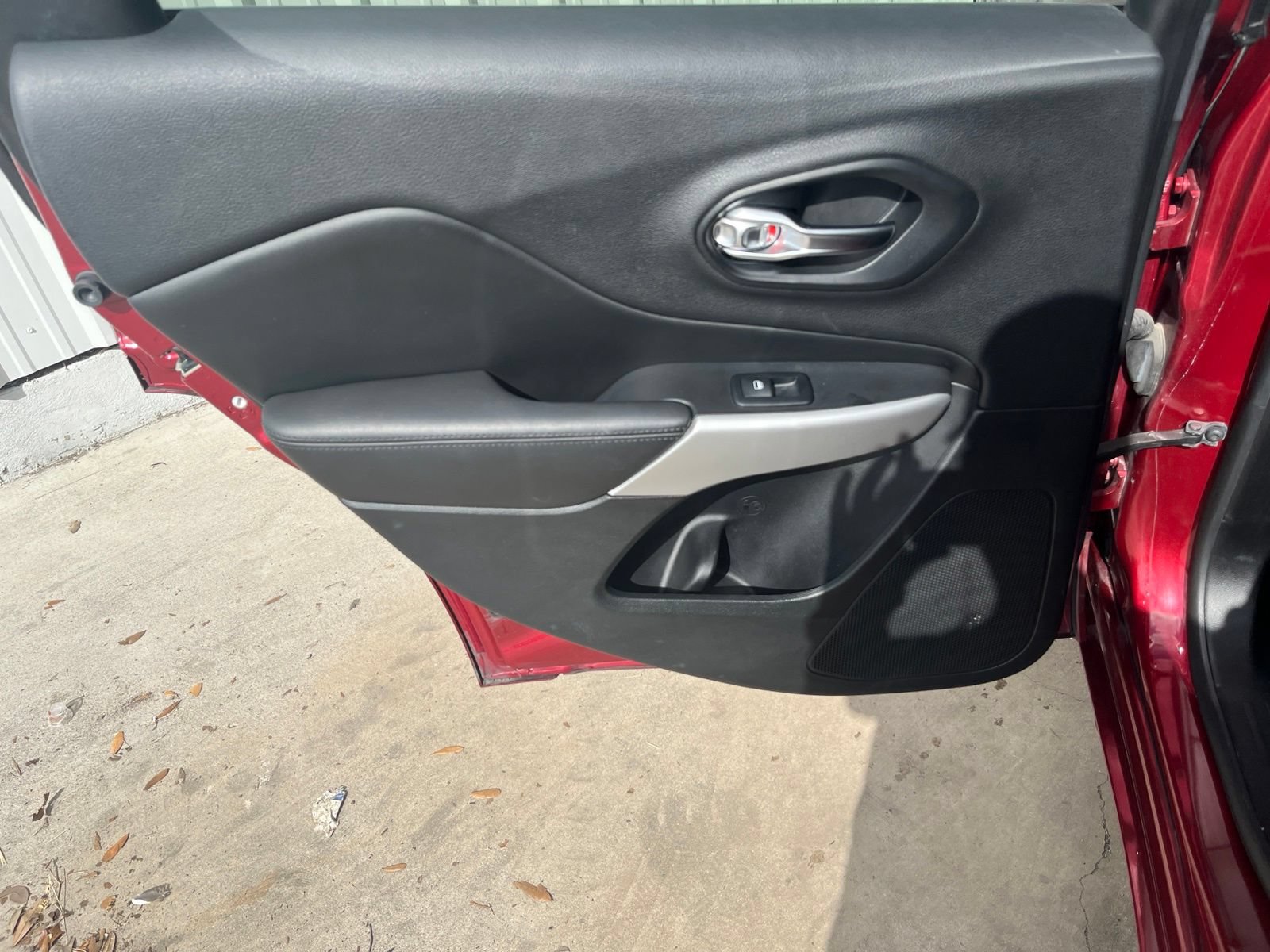 Used 2017 Jeep Cherokee Overland w/ Technology Group FWD image 13