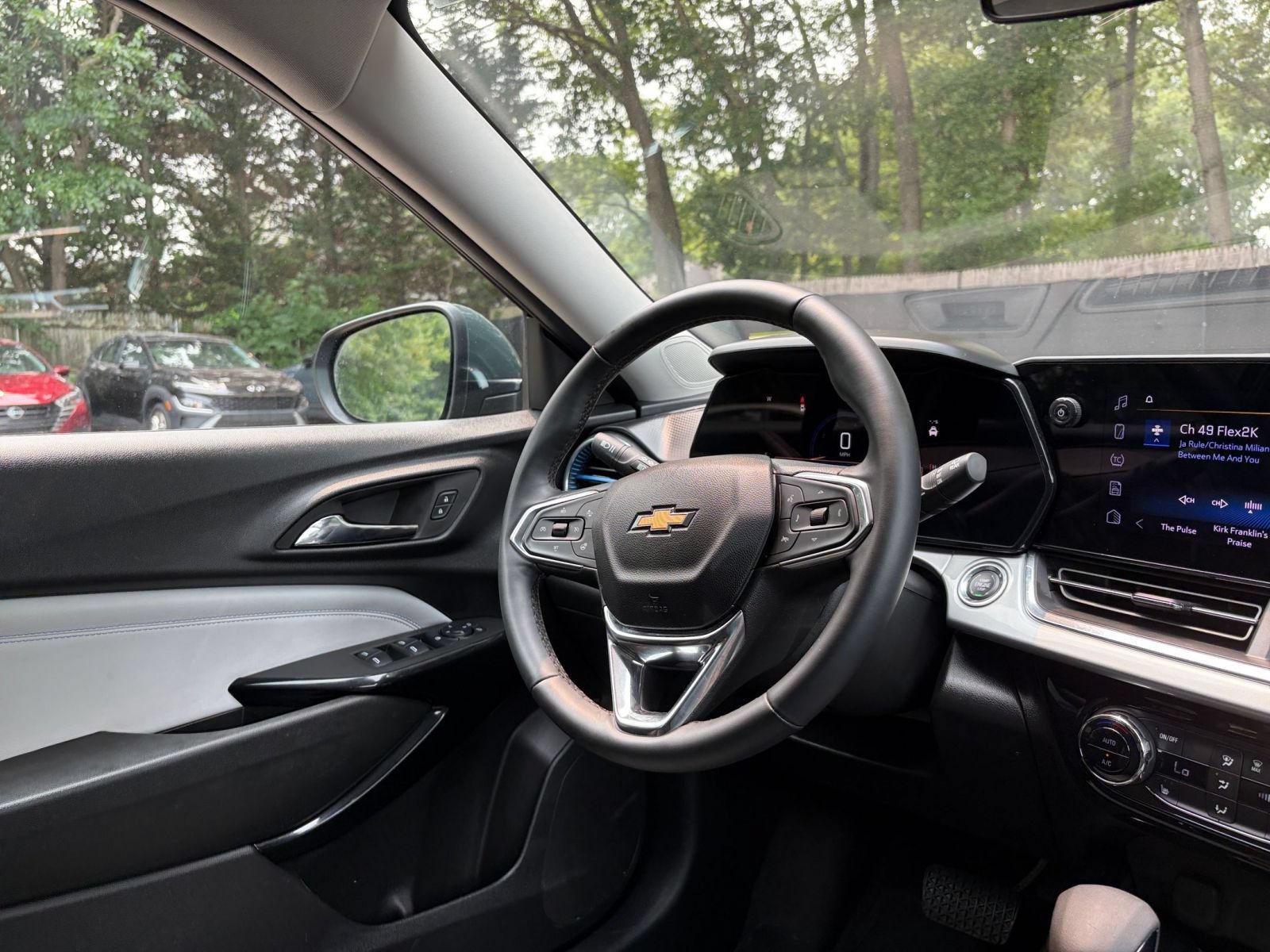 Used 2025 Chevrolet Trax LT w/ LT Convenience Package FWD image 33