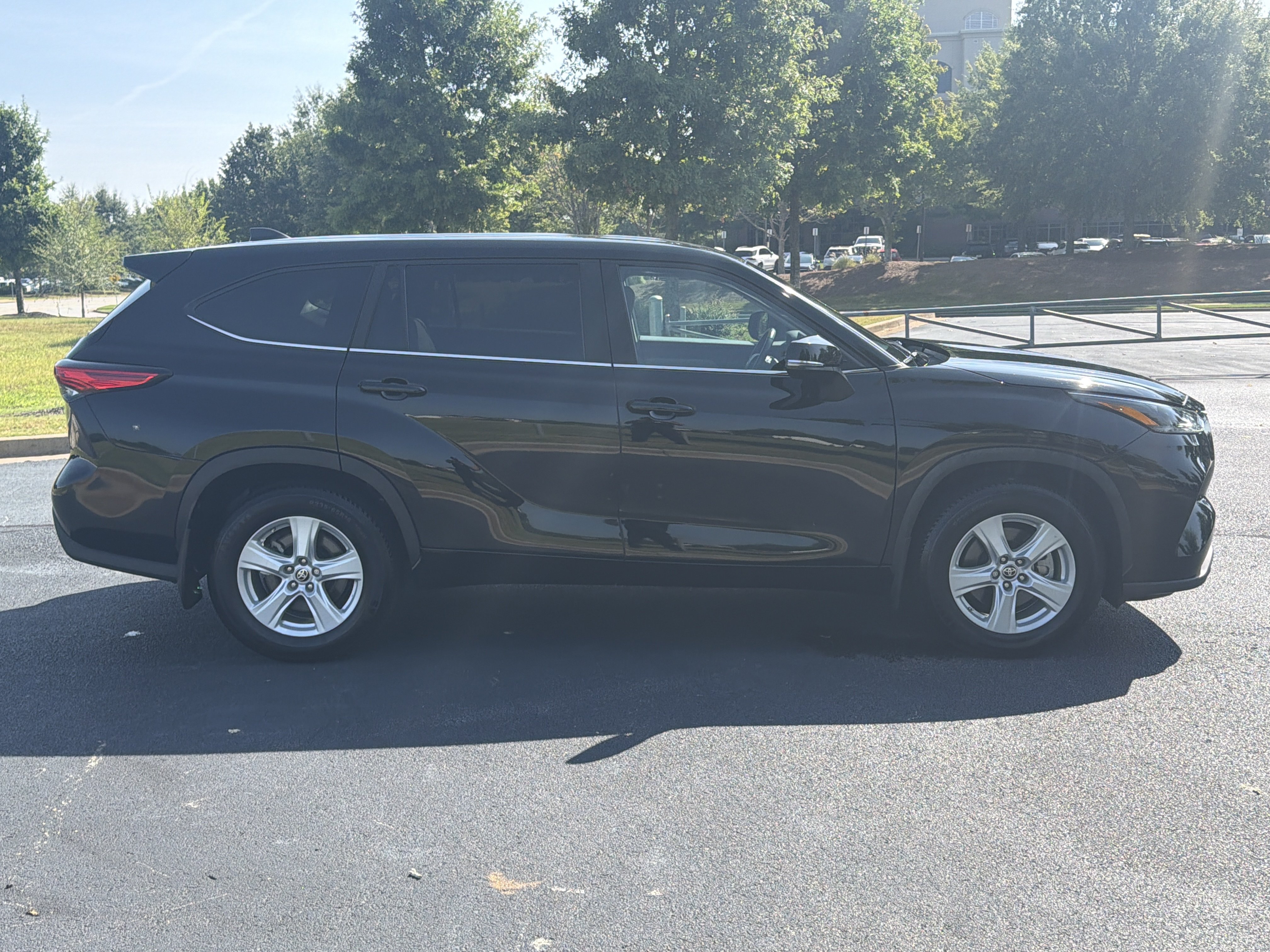 Used 2023 Toyota Highlander LE FWD image 10