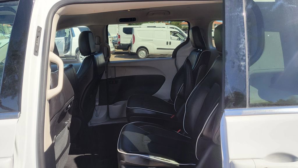 Used 2024 Chrysler Pacifica Select image 24