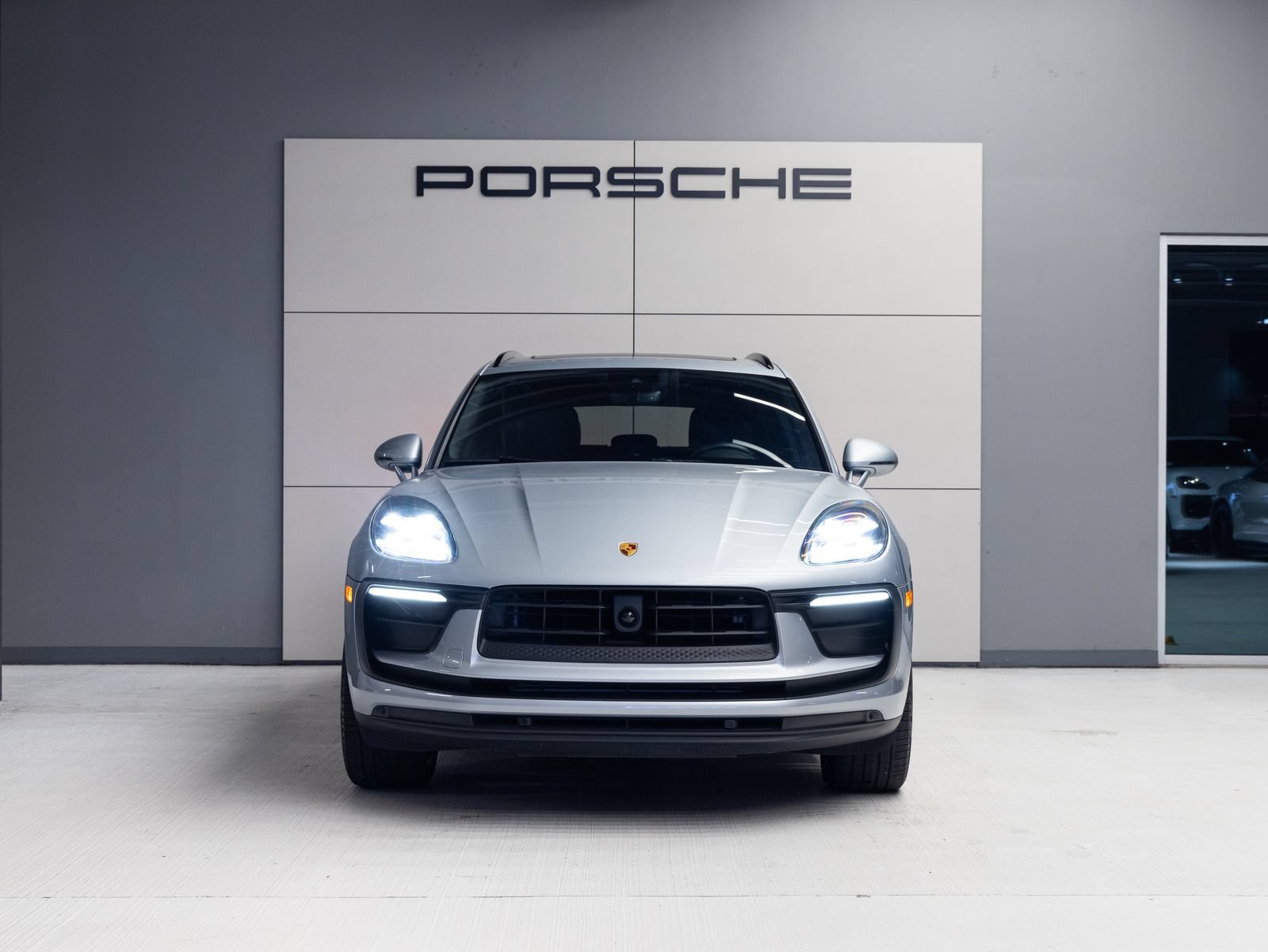 Certified 2024 Porsche Macan AWD/4WD image 10