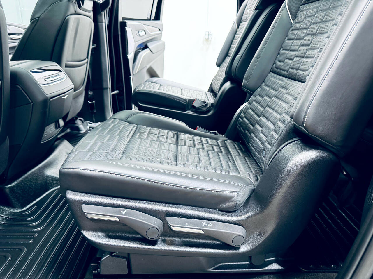 Used 2024 Cadillac Escalade ESV Sport Platinum image 34