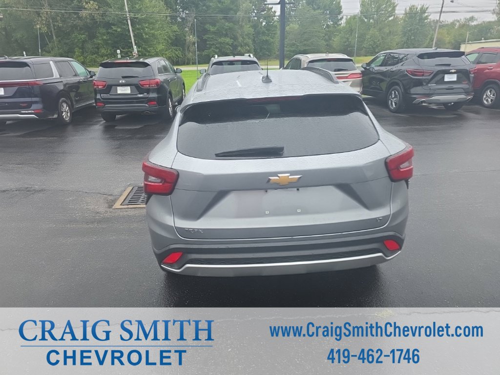 Used 2025 Chevrolet Trax LT FWD image 4