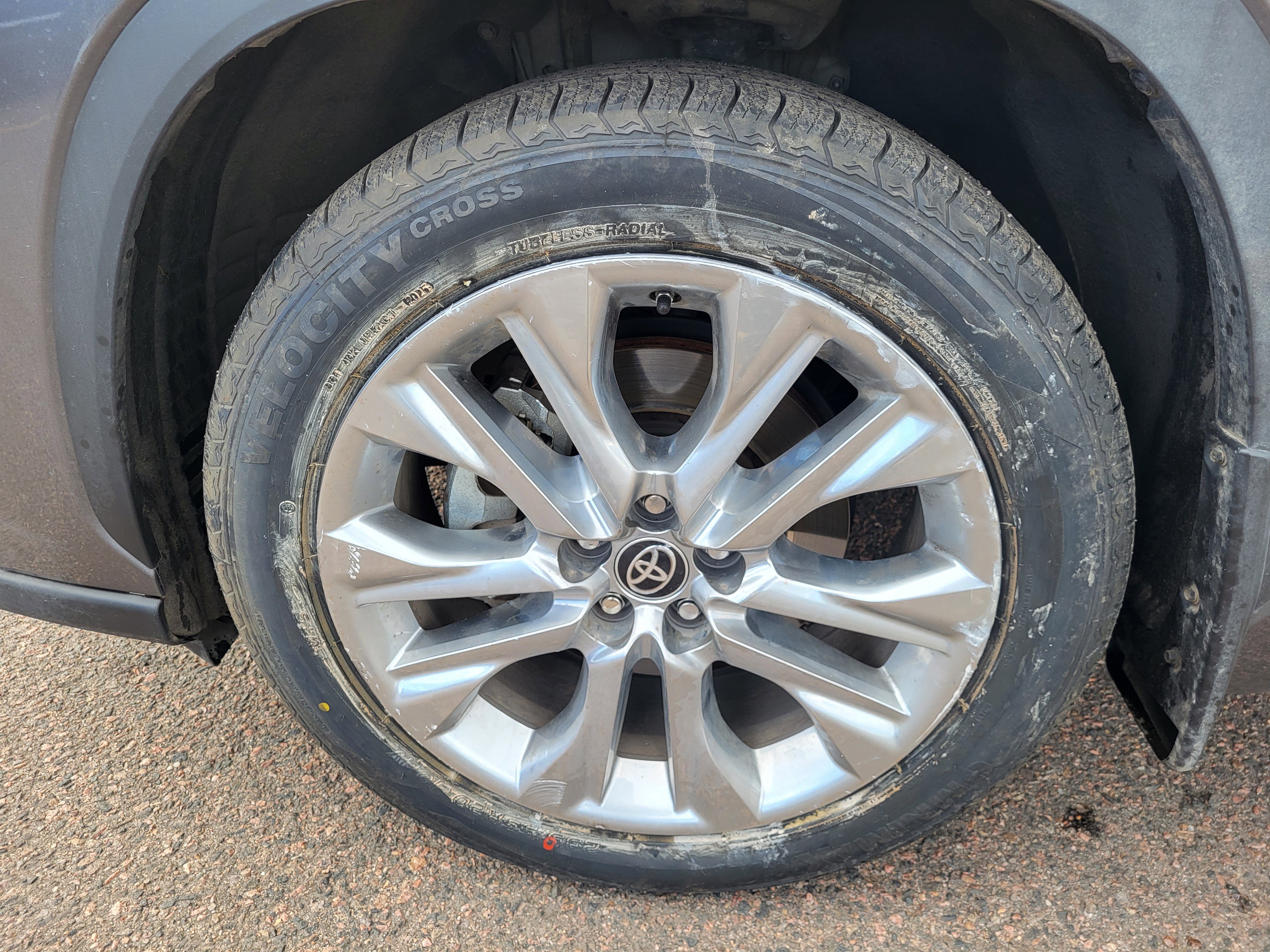 Used 2023 Toyota Highlander Limited image 18