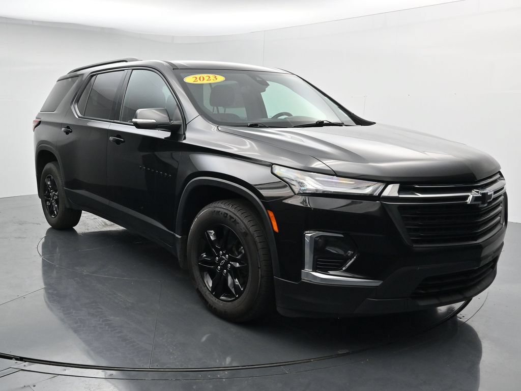 Used 2023 Chevrolet Traverse LT FWD image 2