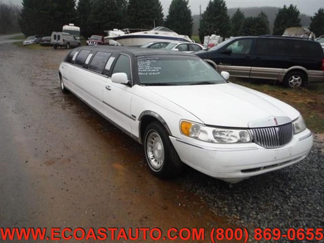 Used 2000 Lincoln Town Car Signature RWD image 1