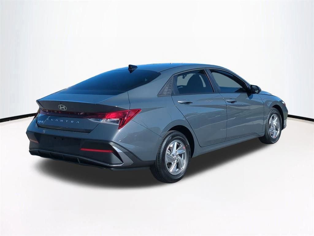 New 2026 Hyundai Elantra SE FWD image 5