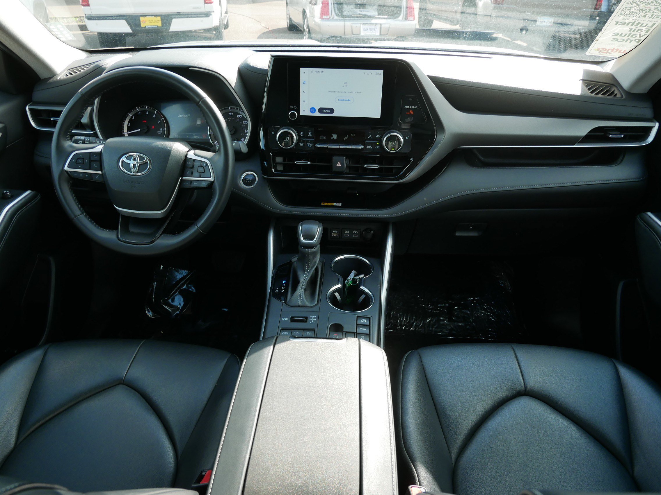 Used 2024 Toyota Highlander XLE AWD/4WD image 10