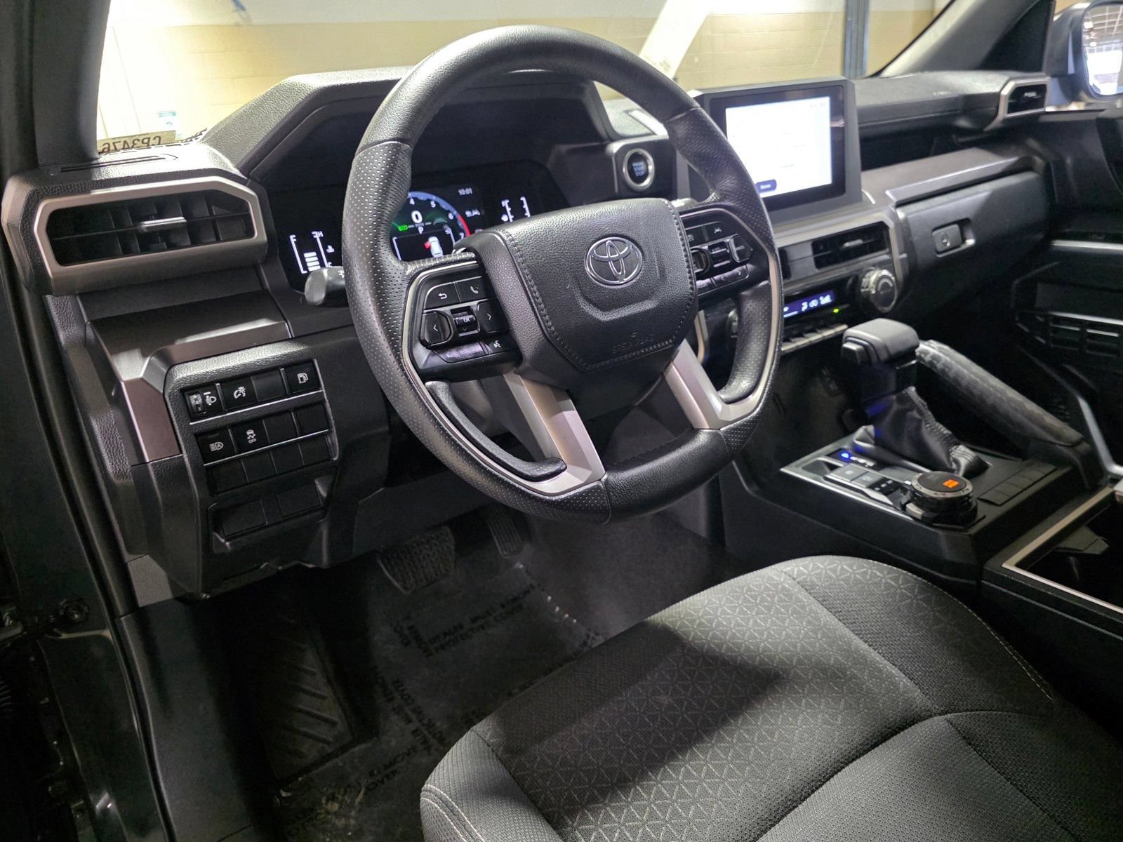 Used 2025 Toyota 4Runner SR5 AWD/4WD image 25