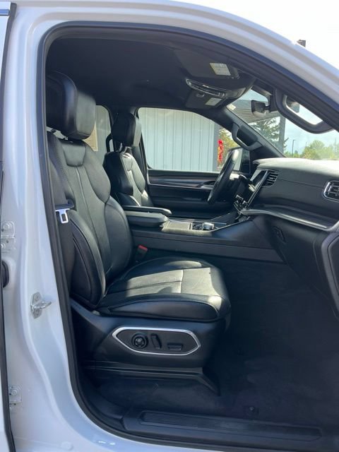 Used 2024 Jeep Wagoneer L Series II w/ Flexible Seating Group AWD/4WD image 29