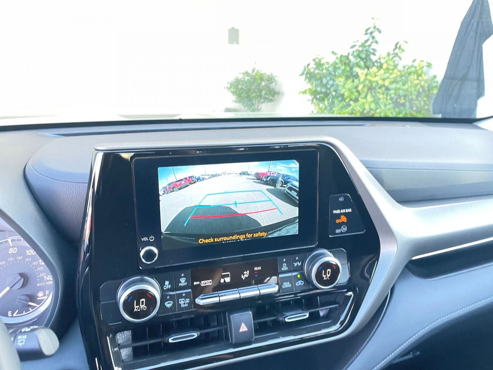 Used 2025 Toyota Highlander LE image 25