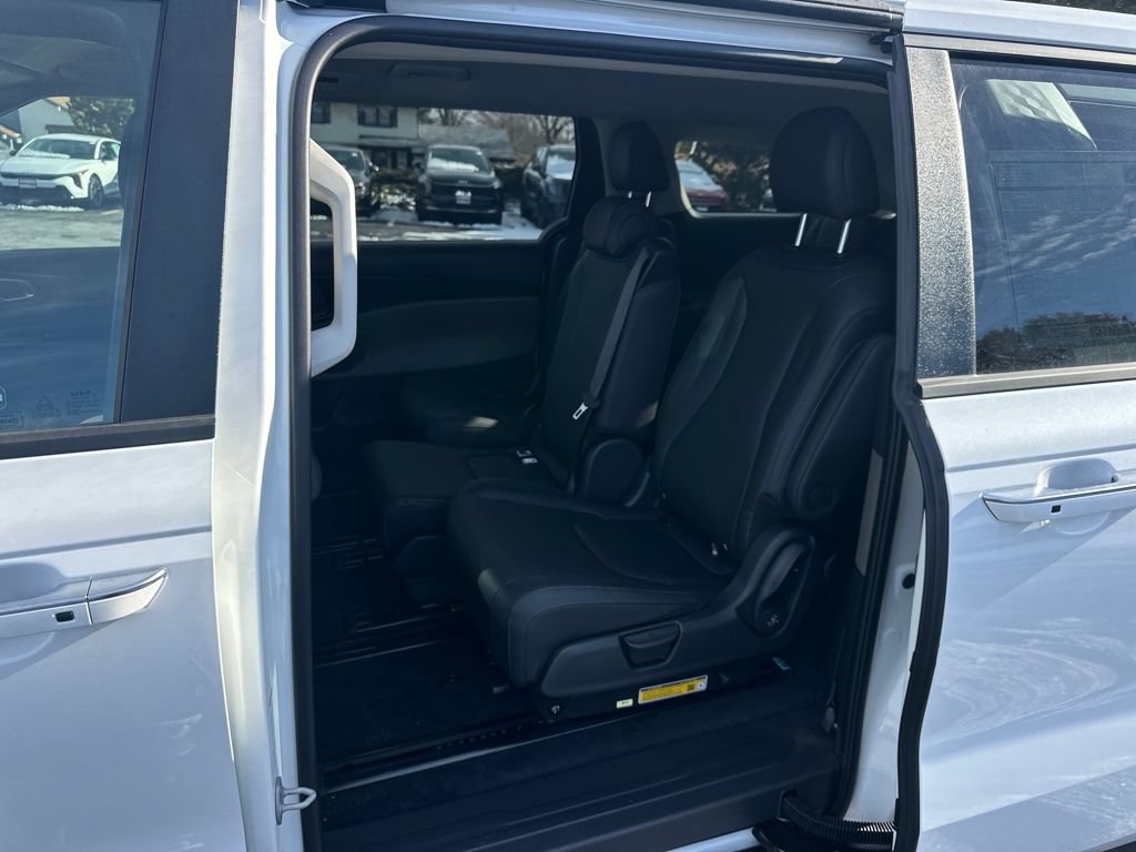New 2026 Kia Carnival FWD image 13