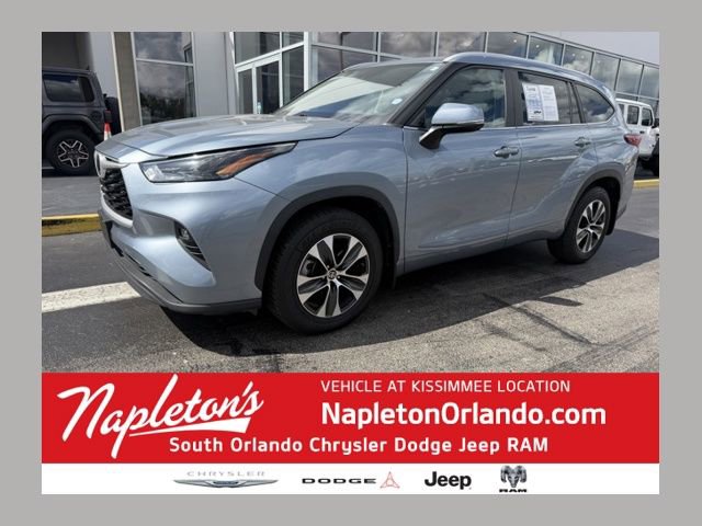 Used 2023 Toyota Highlander XLE FWD image 1