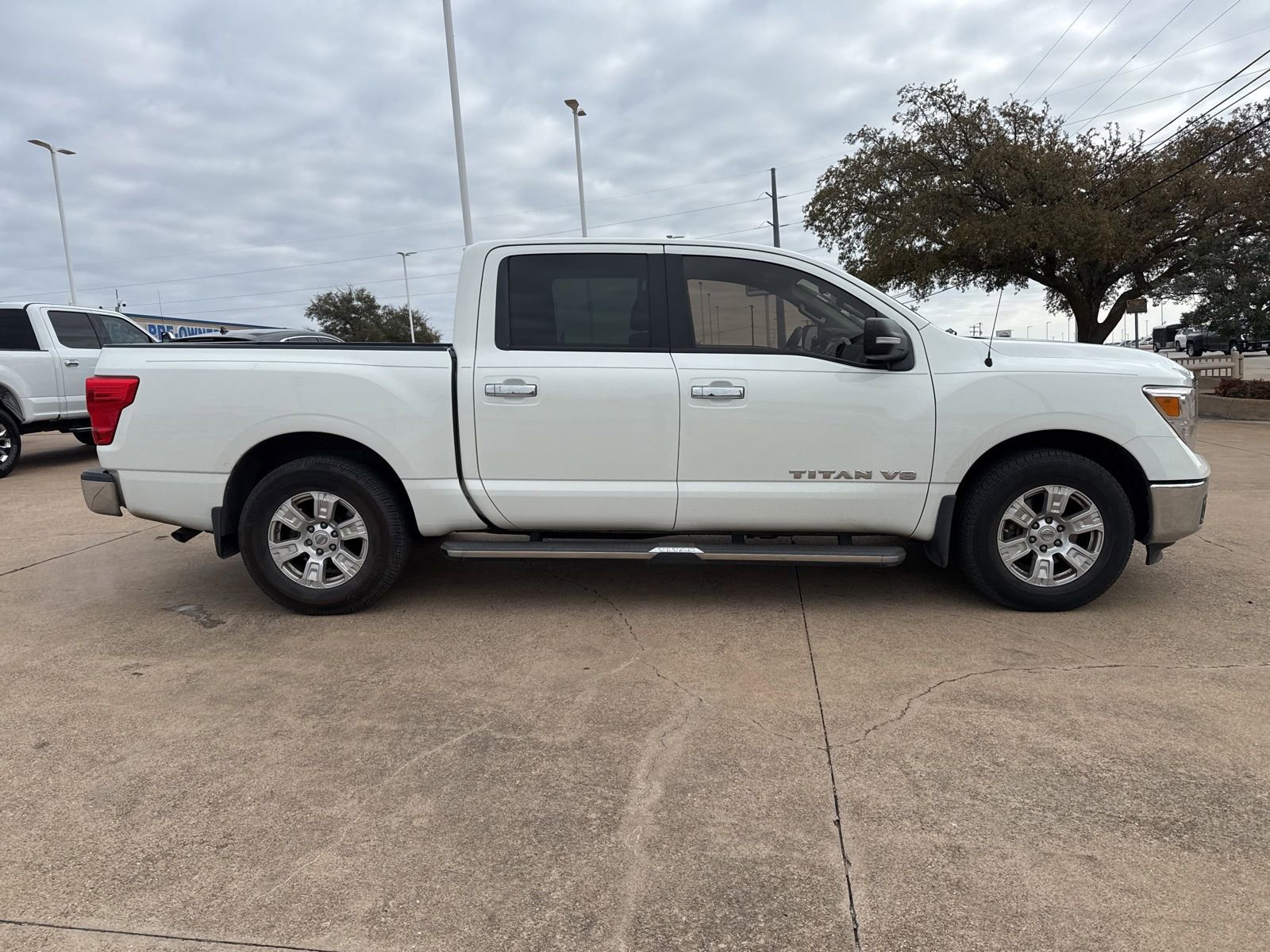 Used 2018 Nissan Titan SV image 8