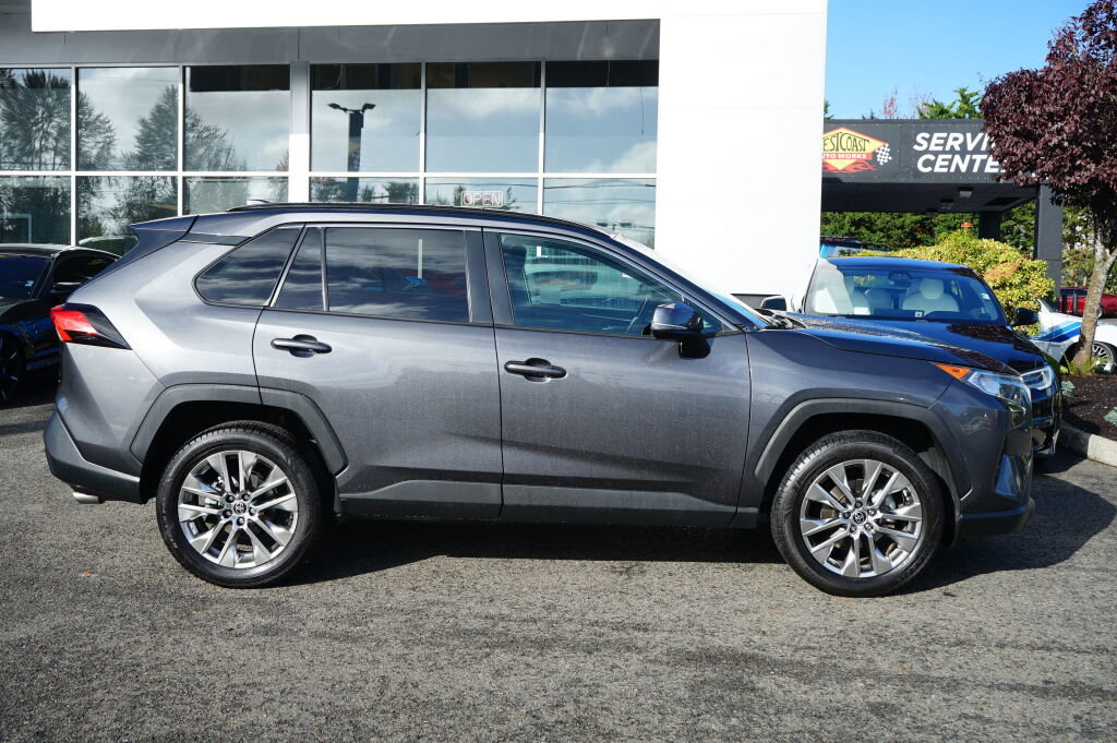 Used 2021 Toyota RAV4 XLE Premium image 7