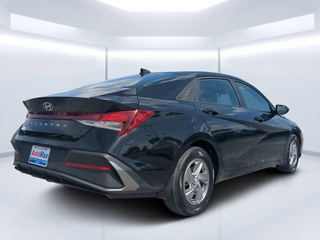 Used 2025 Hyundai Elantra SE FWD image 3