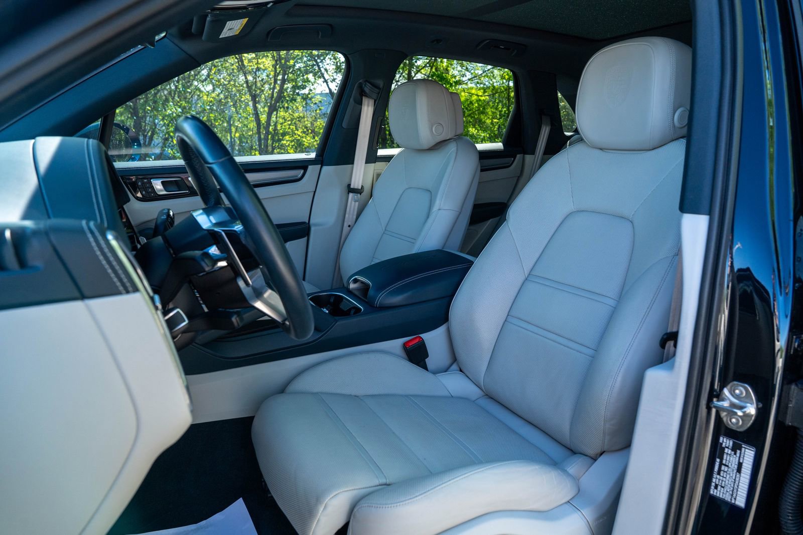 Certified 2023 Porsche Cayenne Platinum Edition image 5