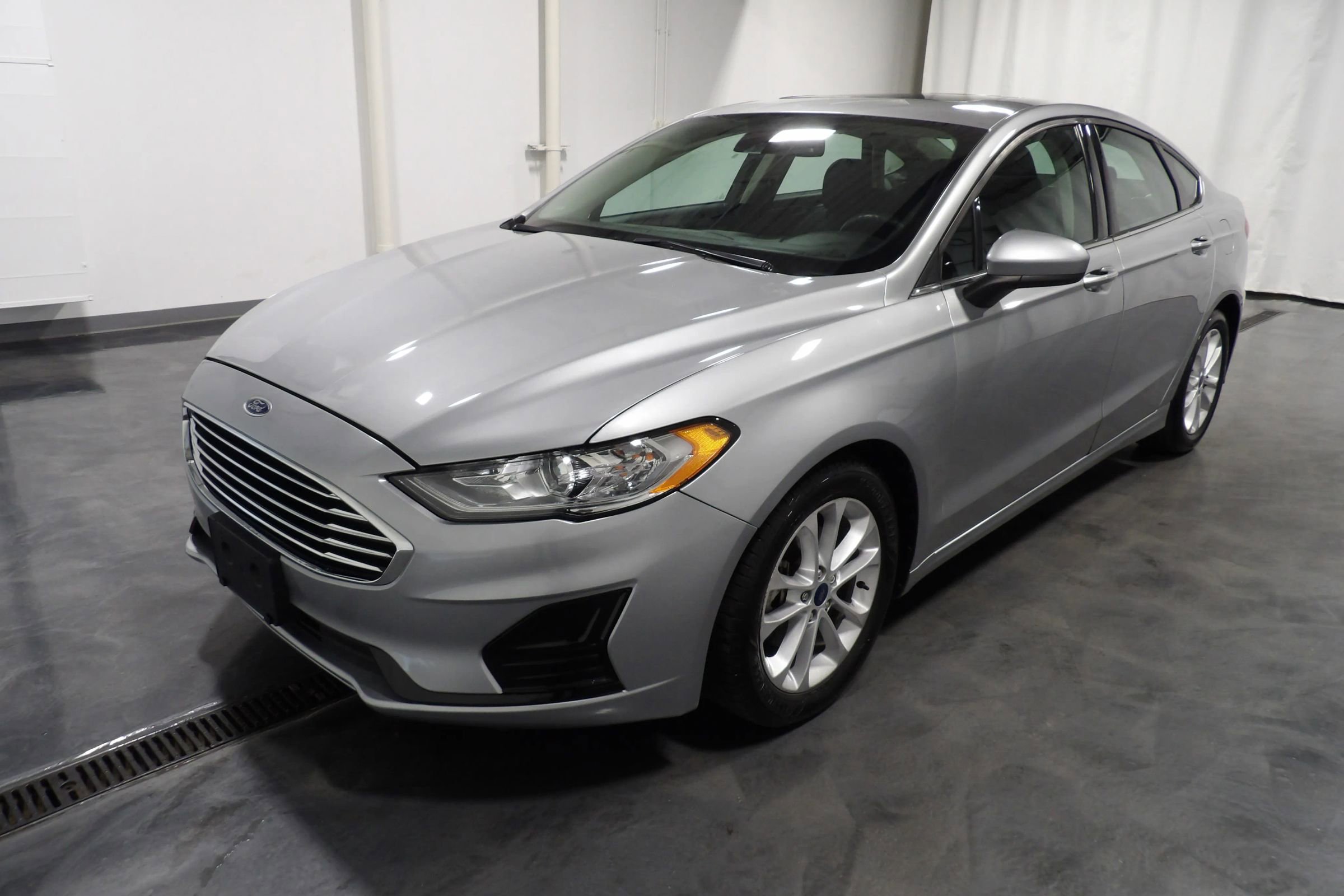 Used 2020 Ford Fusion SE image 3