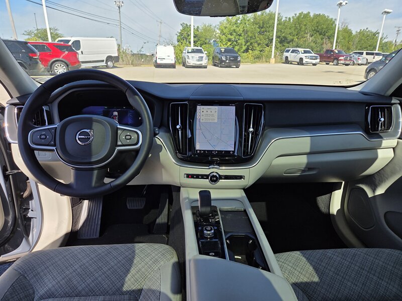 Used 2022 Volvo XC60 B5 Momentum AWD/4WD image 12