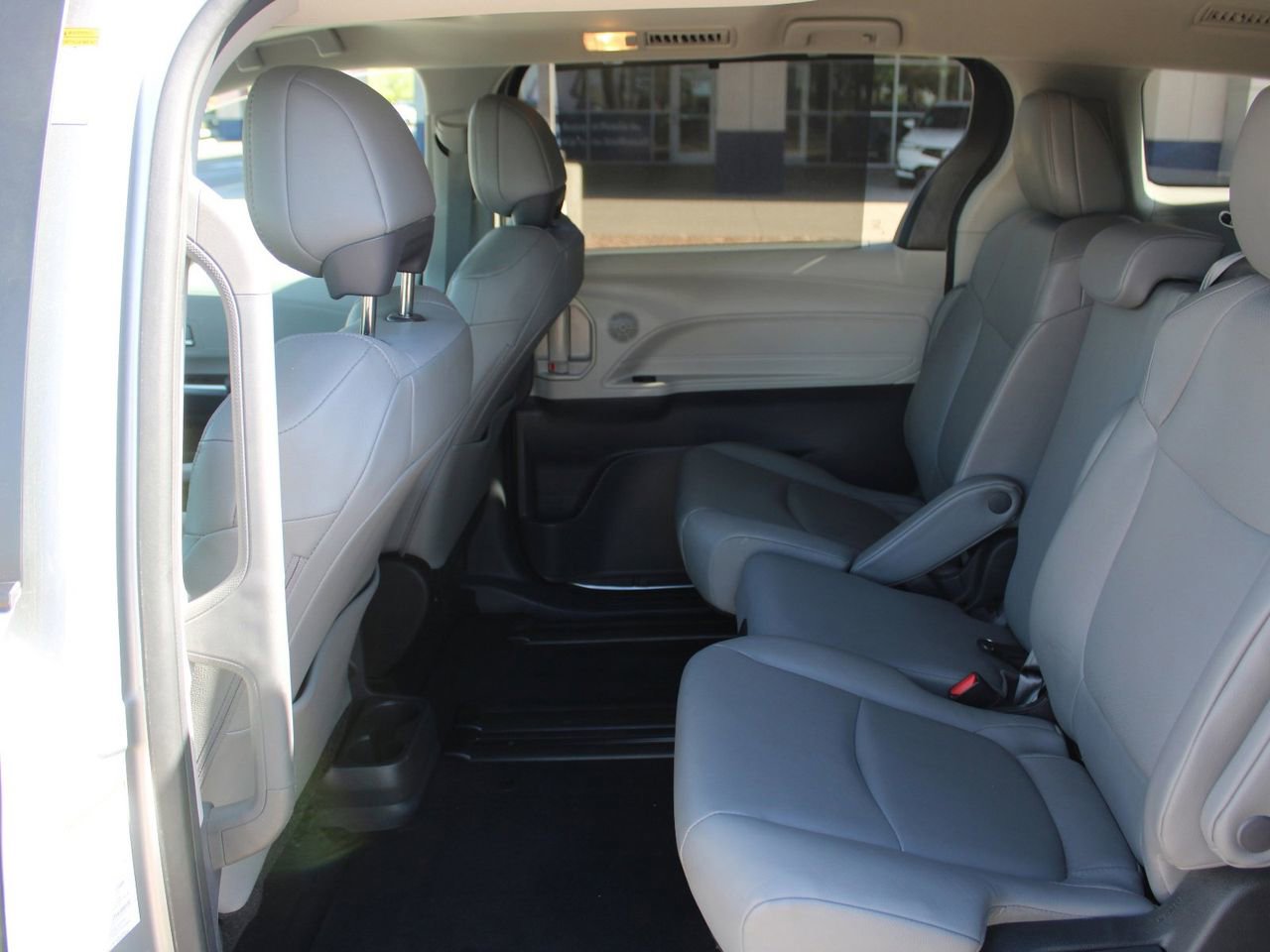 Used 2024 Toyota Sienna XLE FWD image 10